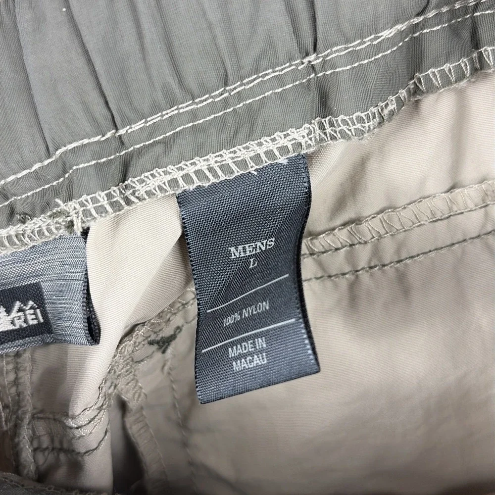 REI Shorts Men's Large Cargo Beige Elastic Waist Nylon Belted Hiking 7' Inseam